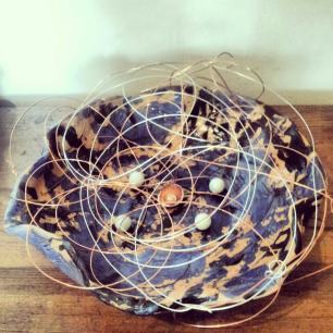 Nido con pianeti, ceramica ingobbio, fili, perle e conchiglie, 40 cm. diametro, 2013